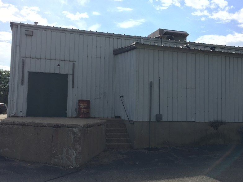 More Photos Of 808-810 N Monroe St, Waterloo Freestanding For Lease