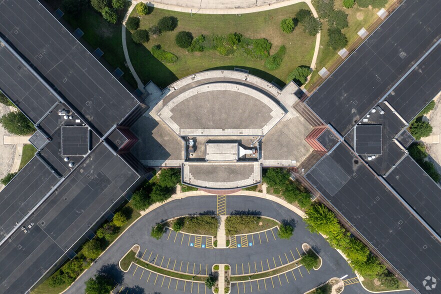 More Photos Of 4 Overlook Pt, Lincolnshire Office For Lease