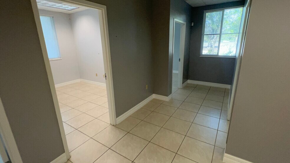 More Photos Of 4940 Bayline Dr, North Fort Myers Warehouse For Lease