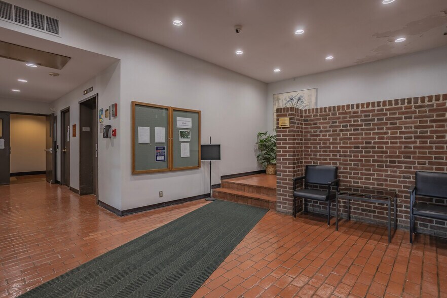 More Photos Of 524 W Stephenson St, Freeport Office For Sale