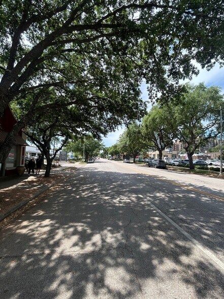 More Photos Of 420 W 19th St, Houston General Retail For Lease
