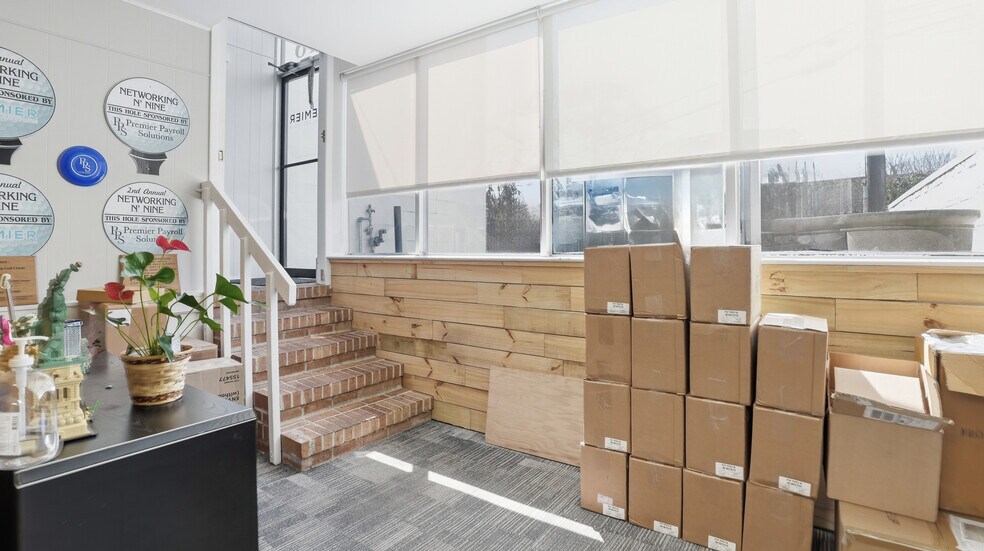 More Photos Of 18 Unqua Rd, Massapequa Loft Creative Space For Sale