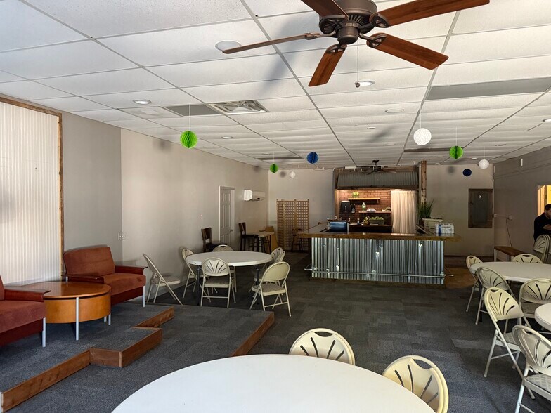 More Photos Of 422 Venture Ct, Monticello Storefront Retail Office For Lease