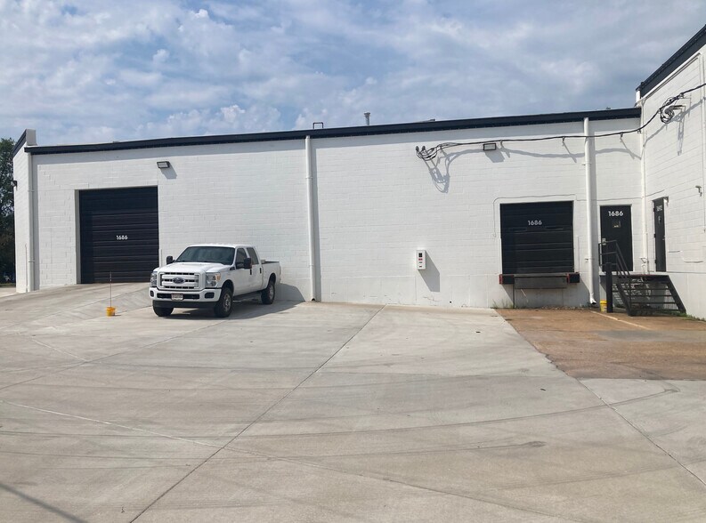 More Photos Of 1686-1694 Larkin Williams Rd, Fenton Flex For Lease