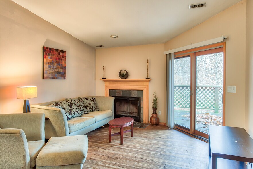 More Photos Of 1533 Arbors Ln, Bloomington Apartments For Sale