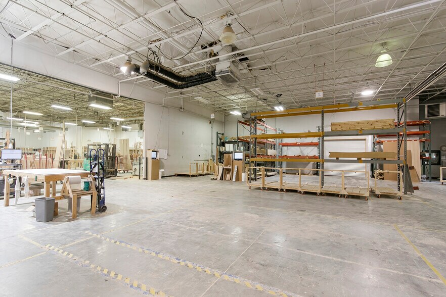 More Photos Of 1202 Thomas Beck Rd, Des Moines Flex For Lease