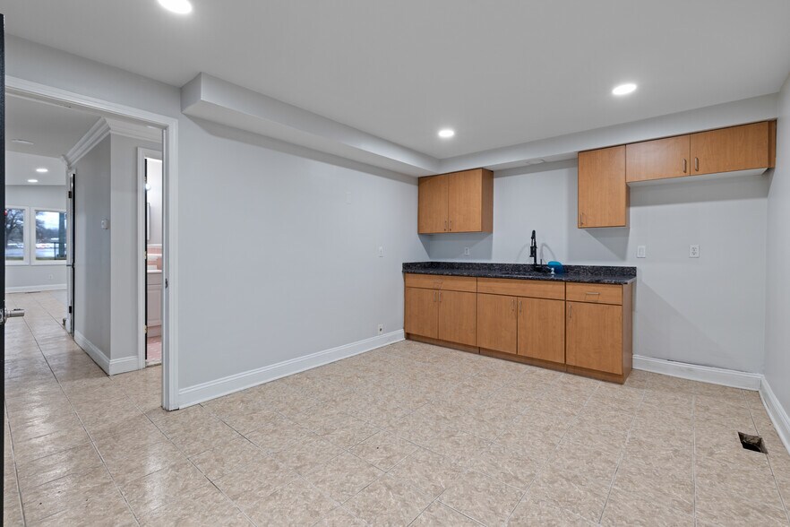 More Photos Of 2020 Dixie Hwy, Waterford Freestanding For Lease