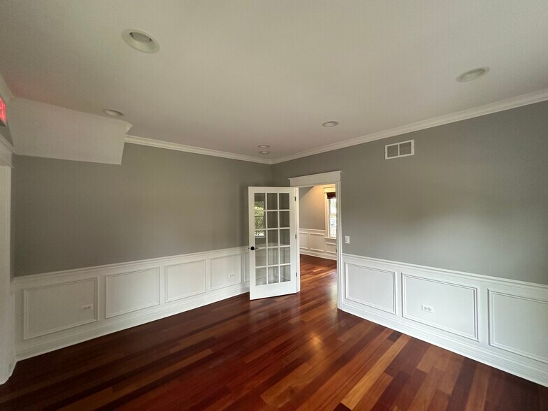 More Photos Of 501 W Main St, West Dundee Storefront Retail Office For Lease