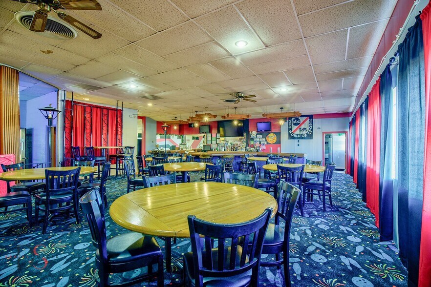 More Photos Of 2414 IL-23, Streator Flex For Sale