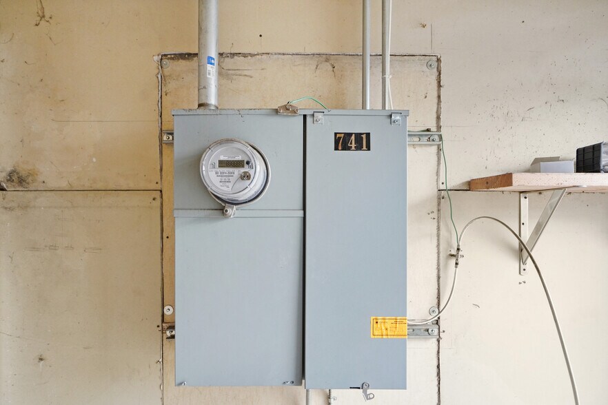 More Photos Of 741 E Compton Blvd, Compton Storefront For Lease