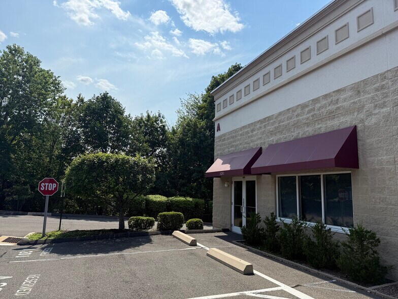 More Photos Of 100 Corporate Dr, Trumbull Research And Development For Lease