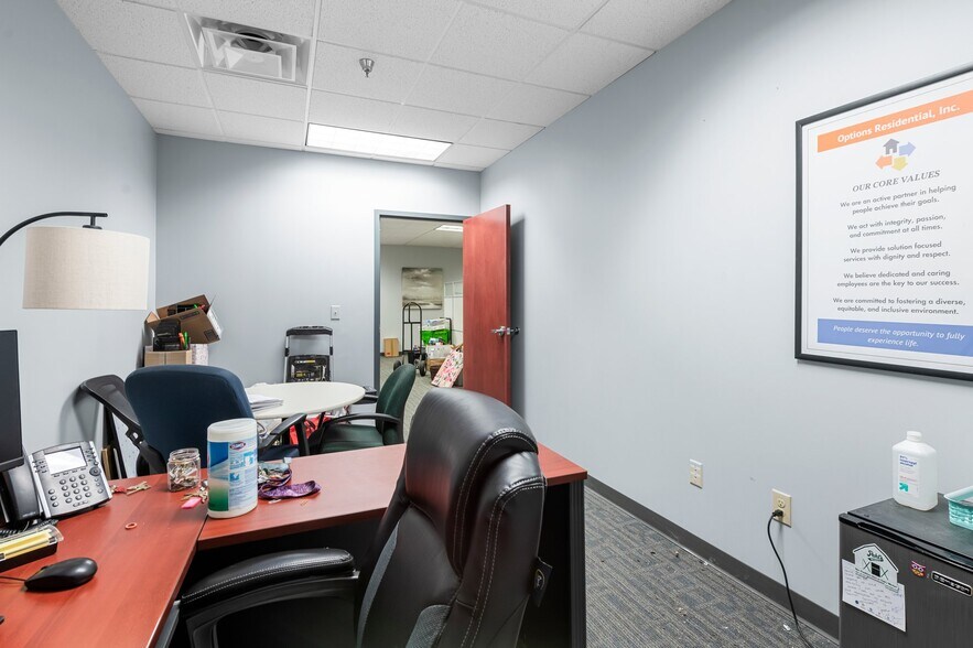 More Photos Of 501-617 Travelers Trl, Burnsville Research And Development For Lease