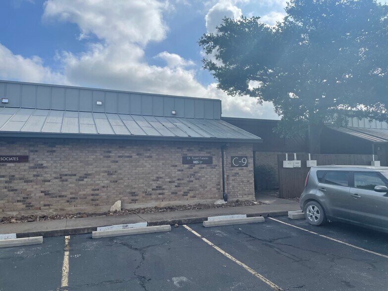 More Photos Of 711 W 38th St, Austin Unknown For Lease