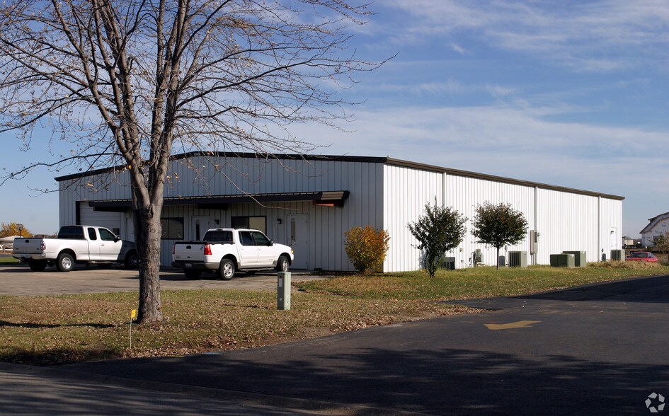 More Photos Of 34 Stonehill Rd, Oswego Warehouse For Lease