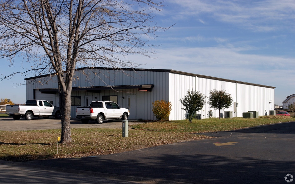 More Photos Of 34 Stonehill Rd, Oswego Warehouse For Lease