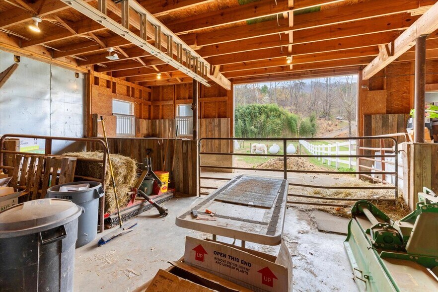 More Photos Of 1356 Coopers Cove Rd, Hardy Specialty For Sale