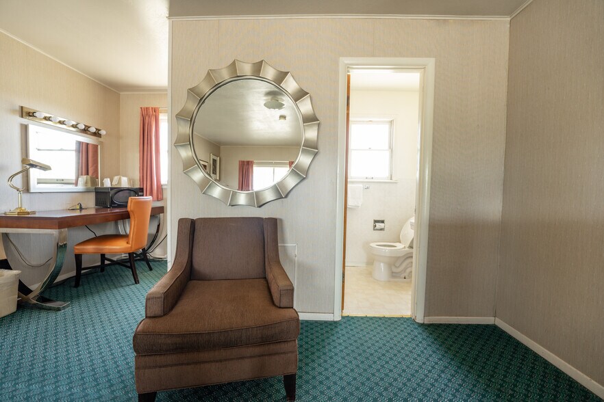 More Photos Of 1445 S 2nd St, Raton Hotel For Sale