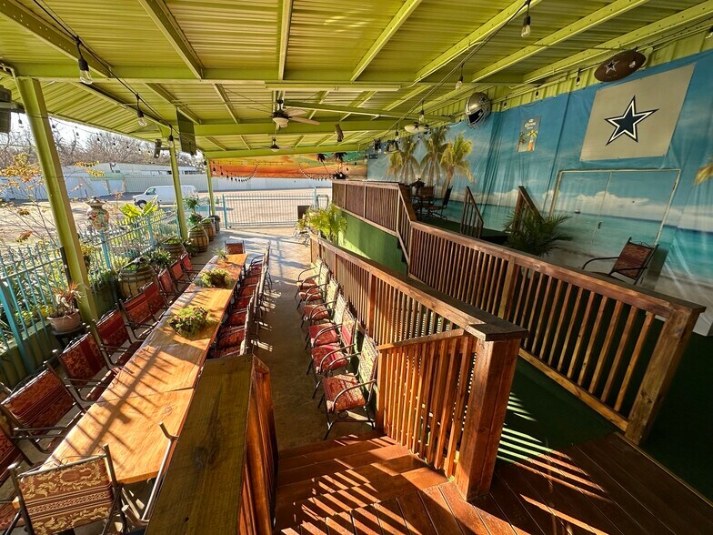 More Photos Of 3900 Davis St W, Dallas Flex For Sale