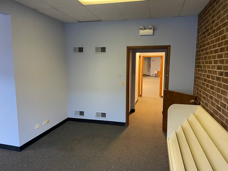 More Photos Of 3841 Oakton St, Skokie Storefront Retail Office For Lease