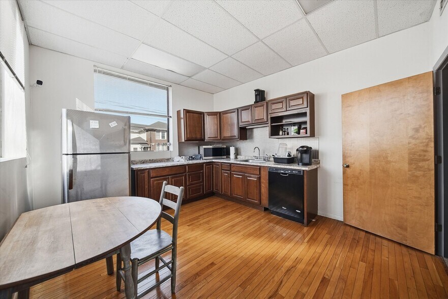 More Photos Of 729 1st Ave SW, Hickory Office For Sale
