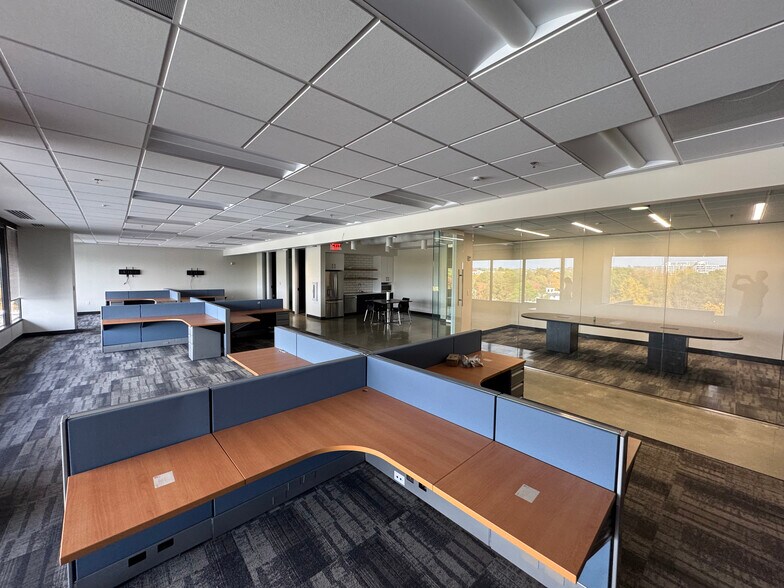 More Photos Of 2 Ravinia Dr, Atlanta Office For Lease