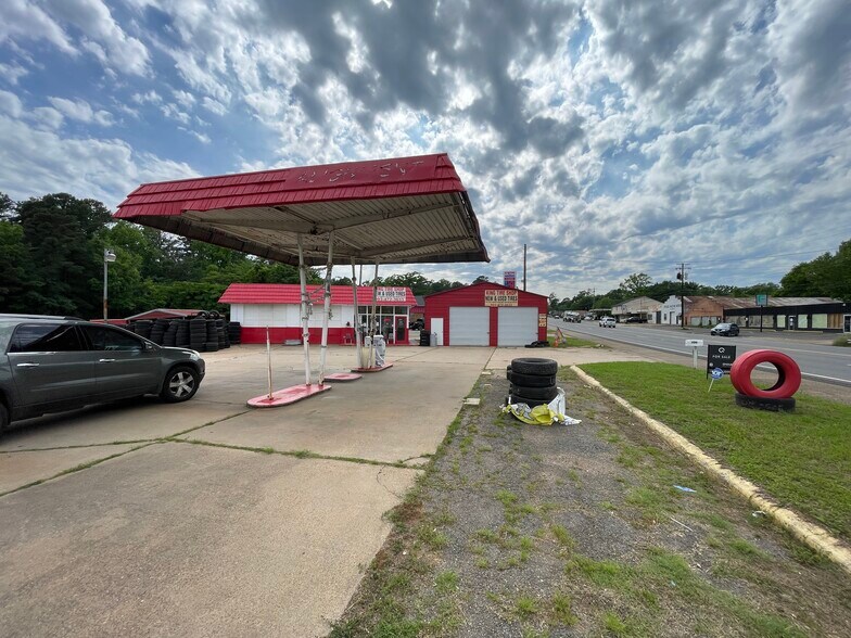 More Photos Of 300 W Pinecrest Dr, Marshall Auto Repair For Sale