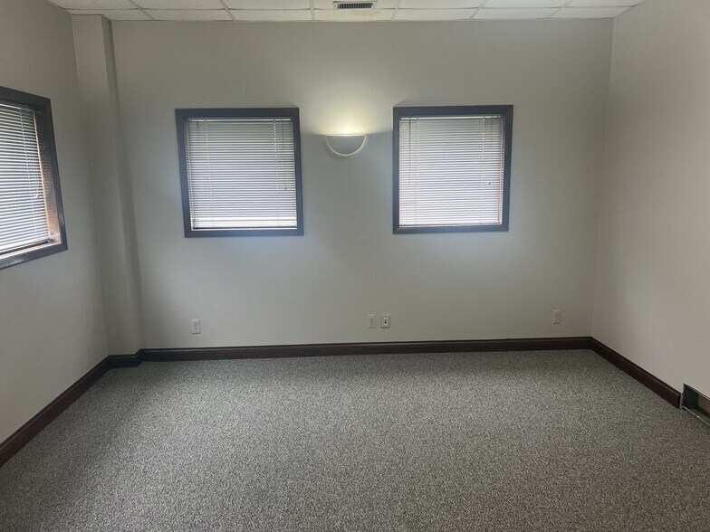 More Photos Of 2 Standen Dr, Hamilton Warehouse For Lease