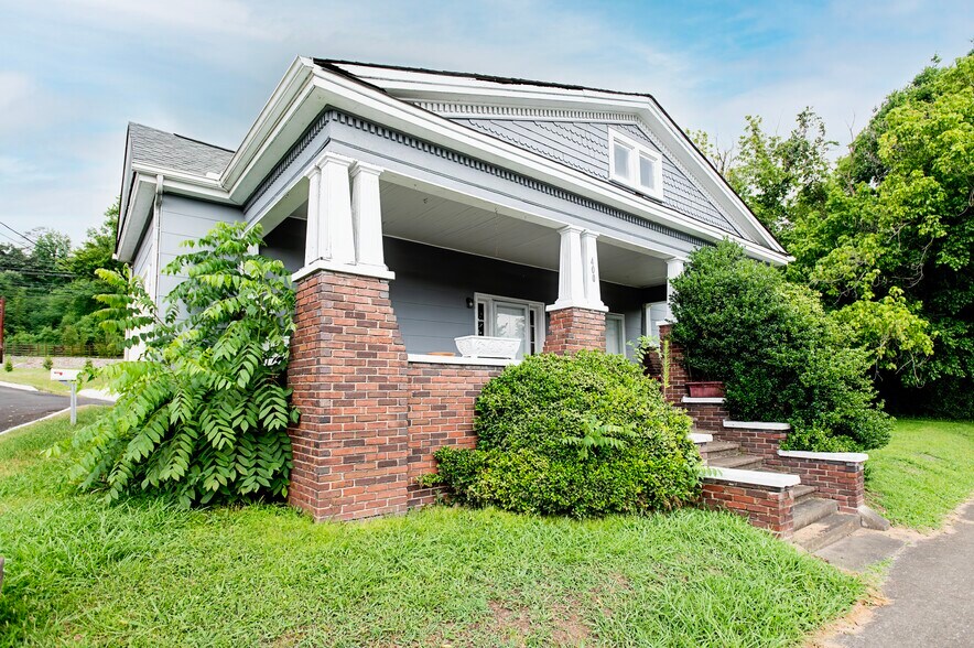 Primary Photo Of 400 Main St, Clinton Freestanding For Sale