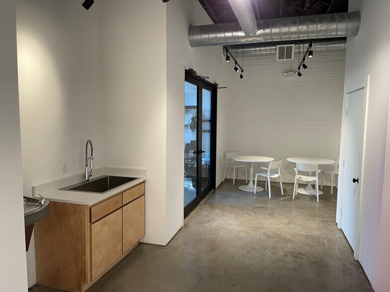 More Photos Of 1919 N Main St, Houston Storefront Retail Office For Lease