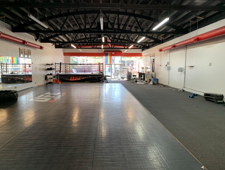 More Photos Of 3215-3219 N Broadway St, Chicago Health Club For Lease