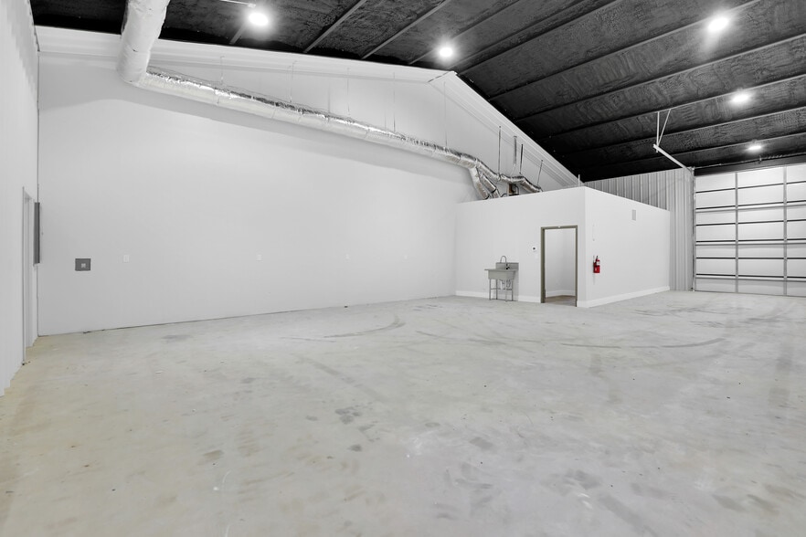 More Photos Of 14596 US Highway 75, Van Alstyne Flex For Lease