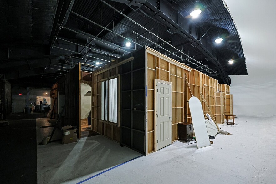 More Photos Of 1041 N Mansfield Ave, Los Angeles Light Distribution For Sale