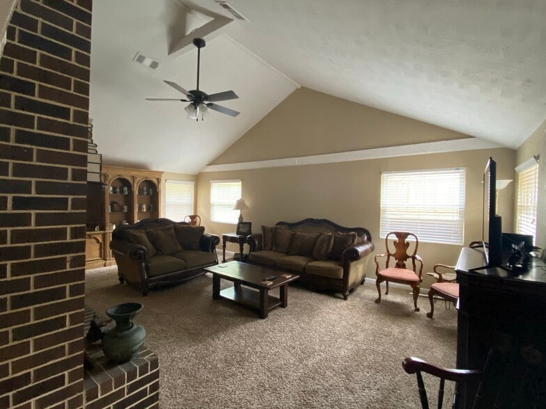 More Photos Of 561 Lakeway Dr, Montgomery Specialty For Sale