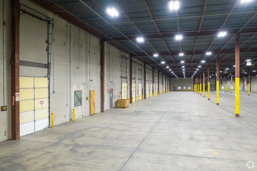 More Photos Of 11651 NW Ambassador Dr, Kansas City Distribution For Lease
