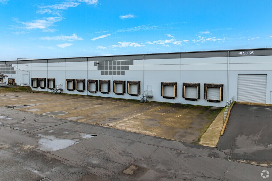 More Photos Of 3071 Venture Dr, Lincoln Warehouse For Lease