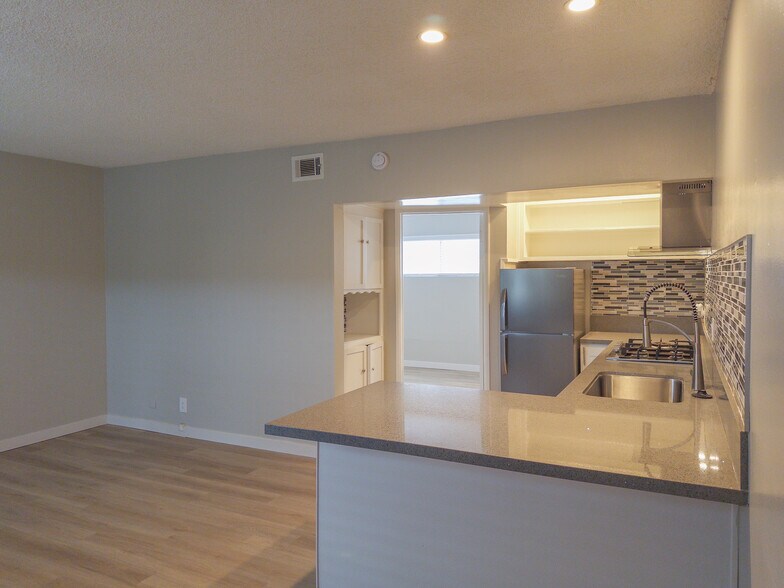 More Photos Of 4546-4550 W 173rd St, Lawndale Apartments For Sale