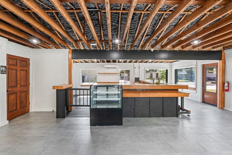 More Photos Of 209 Palmetto Ave, Longwood Restaurant For Lease