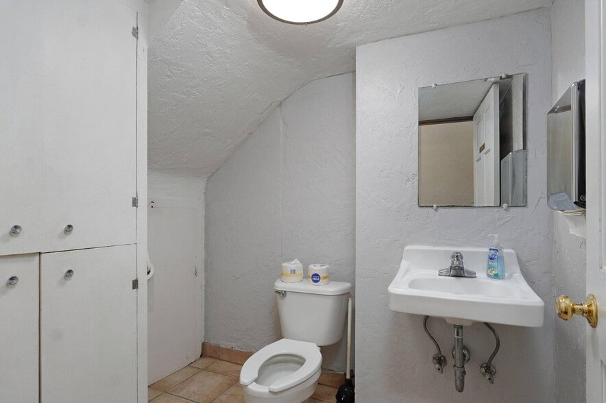 More Photos Of 2440 E Seminole St, Springfield Specialty For Sale