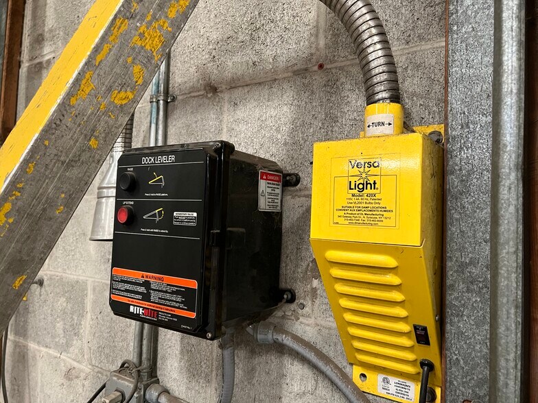 More Photos Of 12005 40,000 - 163,800 sf Available - Warren MI, Warren Distribution For Lease