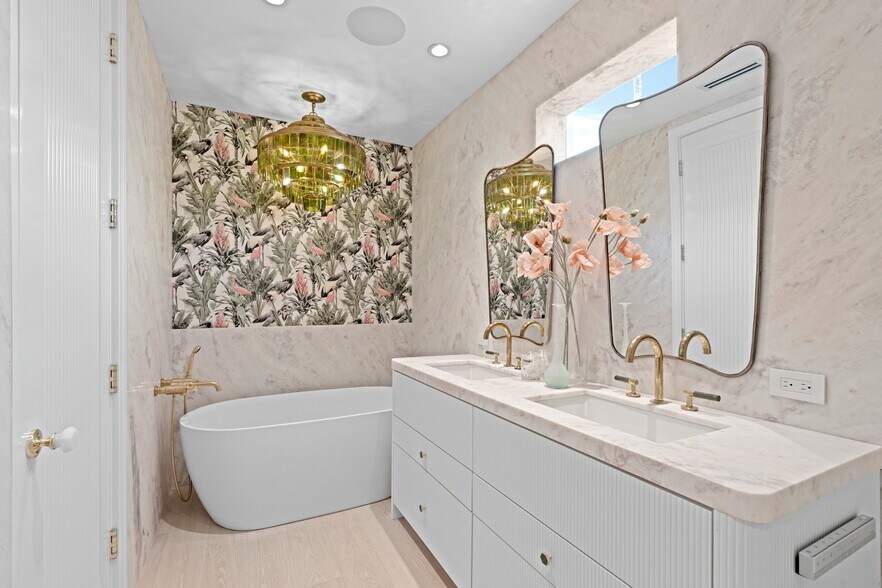 More Photos Of 255 Royal Poinciana Way, Palm Beach Storefront Retail Residential For Sale