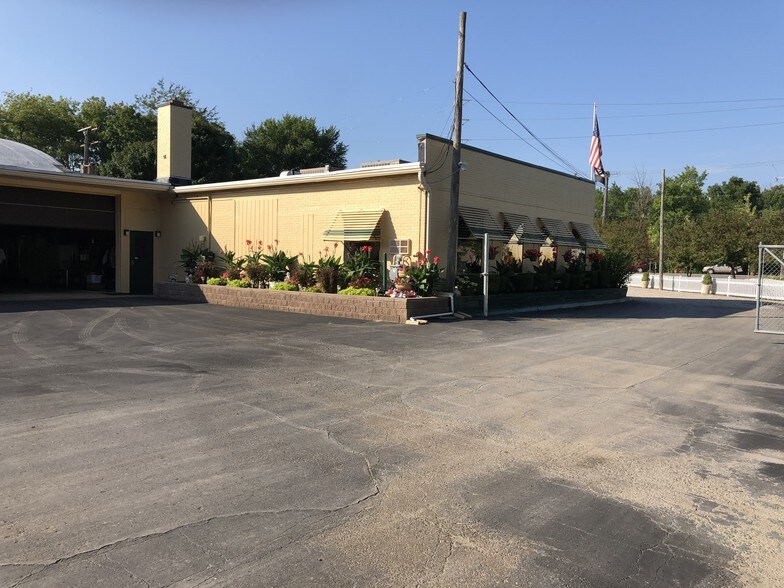 More Photos Of 56495 Grand River Ave, New Hudson Warehouse For Lease