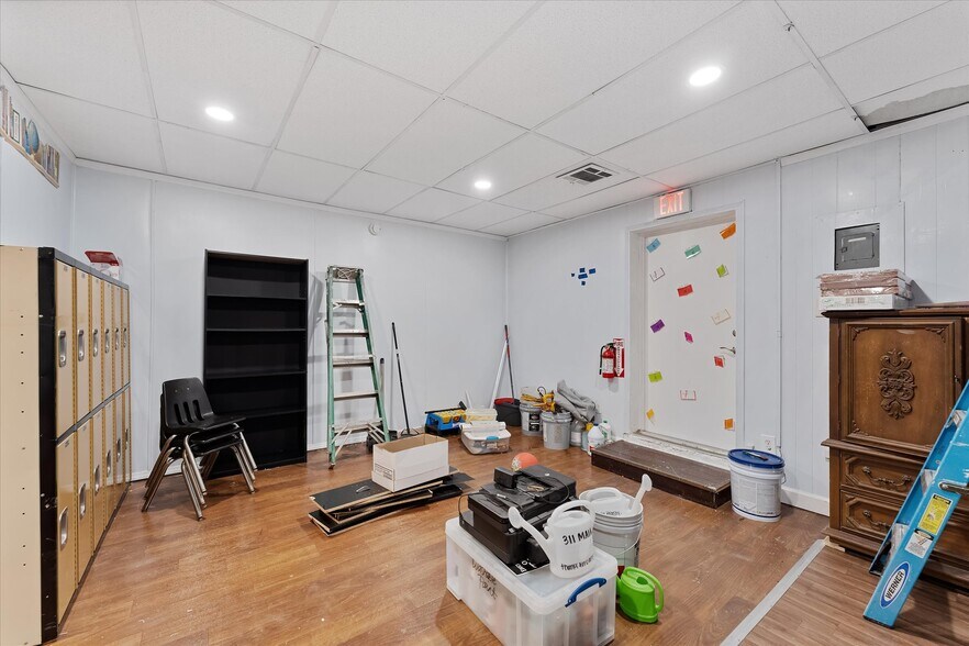 More Photos Of 313 E Main St, Humble Storefront Retail Office For Lease