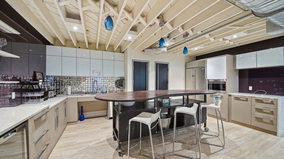 More Photos Of 2301 Caroline St, Houston Office For Sale