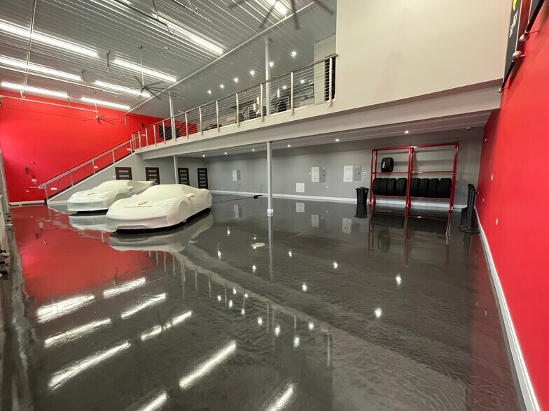 More Photos Of 2220 Ferry Rd, Naperville Showroom For Sale