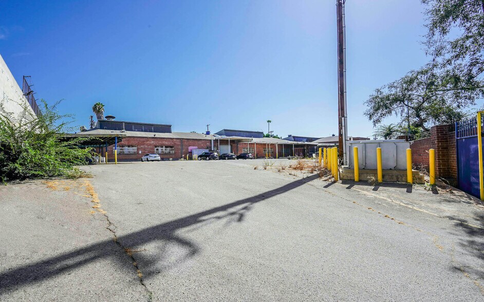 More Photos Of 3301 E 14th St, Los Angeles Warehouse For Sale