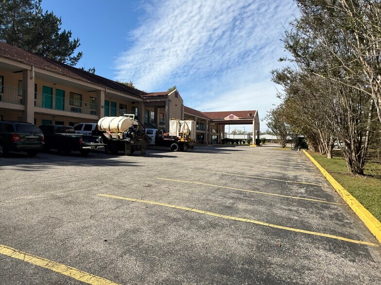 More Photos Of 547 S Archusa Ave, Quitman Hotel For Sale