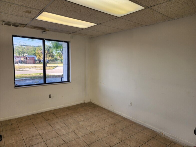 More Photos Of 3667-3691 46th Ave N, Saint Petersburg Manufacturing For Lease