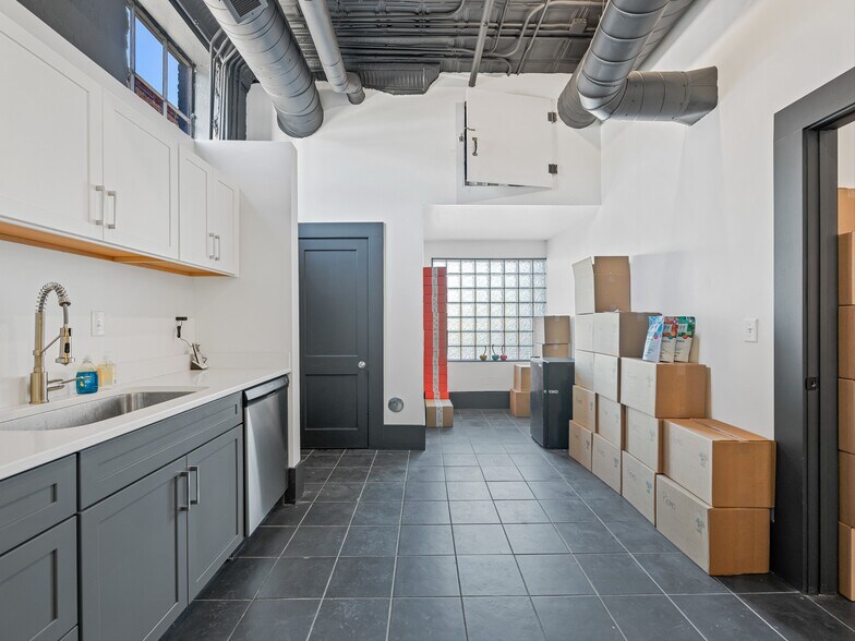 More Photos Of 14 Lodge St, Asheville Storefront Retail Office For Lease