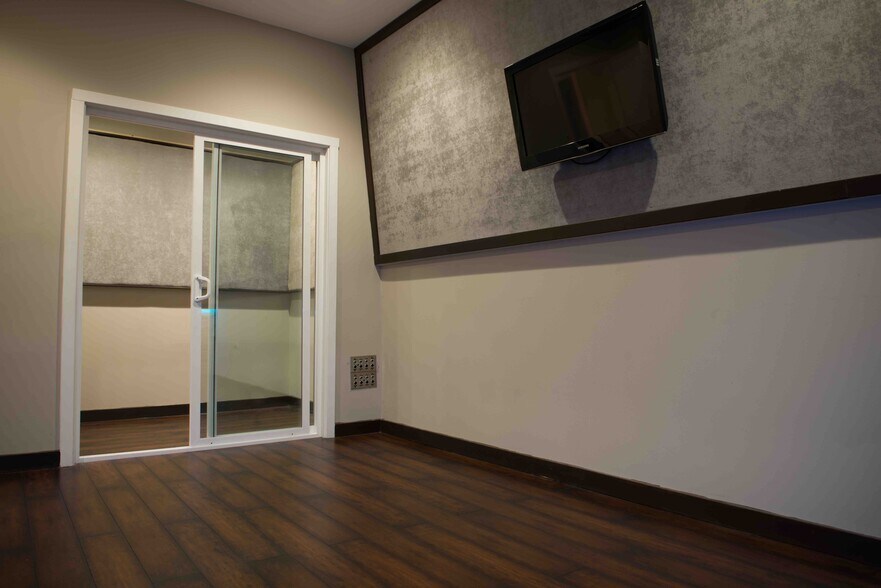 More Photos Of 10545 Burbank Blvd, North Hollywood Office For Lease