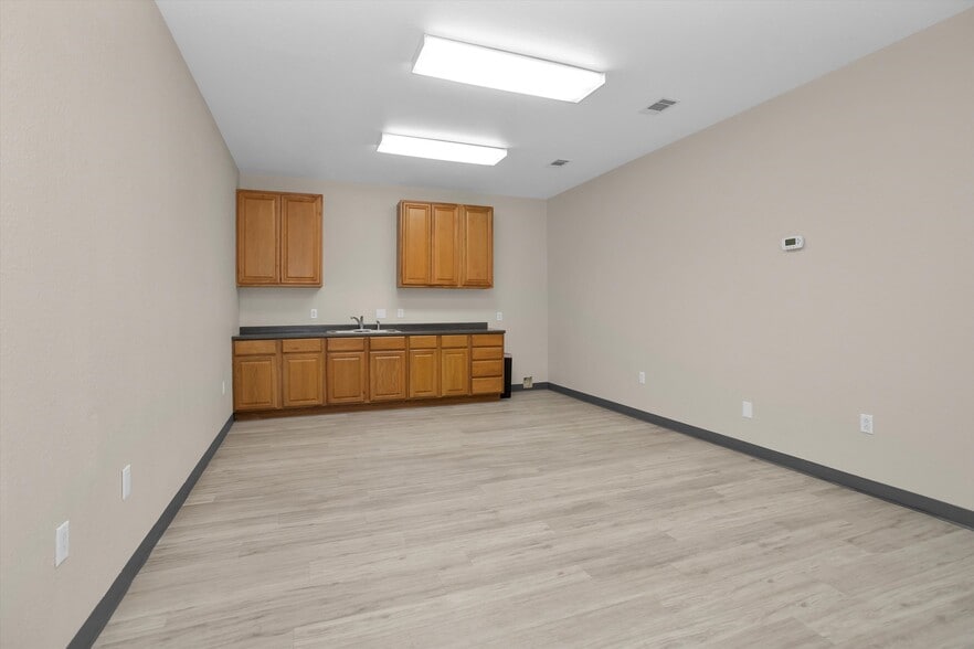 More Photos Of 11111 Neeshaw Dr, Houston Industrial For Lease